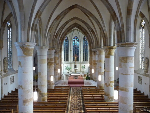 Blick nach Osten in das Kirchenschiff von der Empore aus - Bild gross anzeigen
